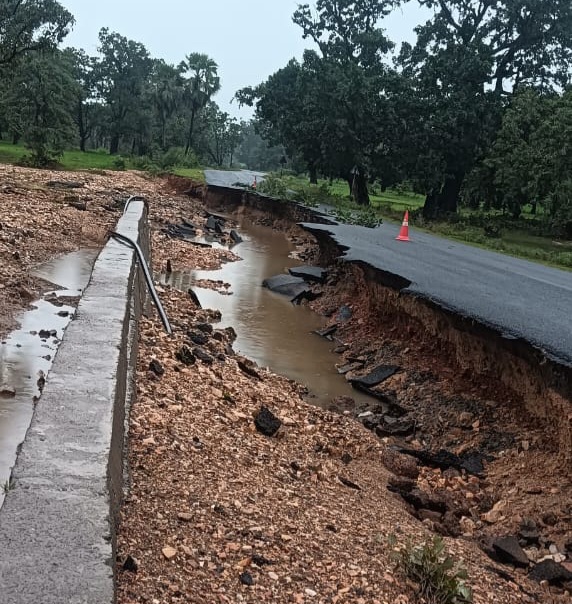 ଧୋଇନେଲା ବନ୍ୟା ପାଣି ; କନ୍ୟାଶ୍ରାମ ଠାରୁ ପଡିଆ ବ୍ଲକ ଯିବା ରାସ୍ତା।