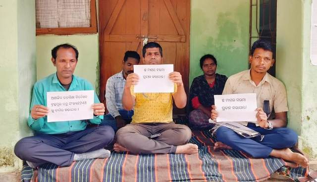 ୬ ମାସ ହେଲା ଦରମା ମିଳୁନି, ଧାରଣାରେ ବସିଲେ ଅଧ୍ୟାପକ, ଅଧ୍ୟାପିକା
