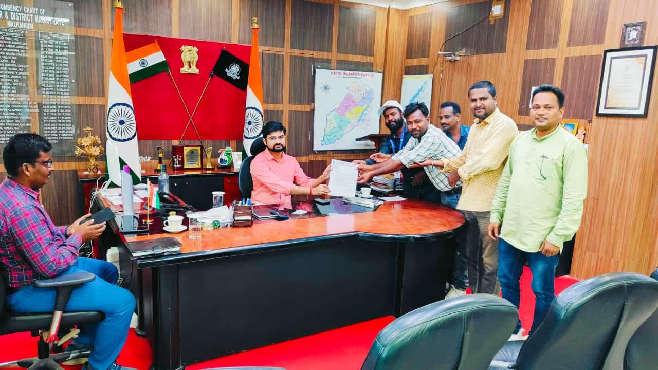 ସାମ୍ବାଦିକ ଆକ୍ରମଣ ଘଟଣାରେ ବିଡିଓଙ୍କୁ ଗିରଫ ଦାବିରେ ଜିଲ୍ଲାପାଳଙ୍କୁ ଦାବିପତ୍ର।