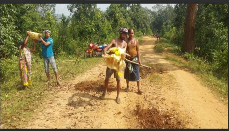 ଶୁଣିଲାନି ପ୍ରଶାସନ: ଶ୍ରମ ଓ ଅର୍ଥଦାନ କରି ରାସ୍ତା ମରାମତି କଲେ ଗ୍ରାମବାସୀ।