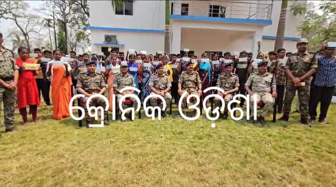 ବସ୍ତରରେ ନକ୍ସଲପନ୍ଥିକୁ ବଡ଼ ଝଟକା : ୧୪ ଇନାମୀ ସମେତ ୫୦ ନକ୍ସଲଙ୍କ ଆତ୍ମସମର୍ପଣ।